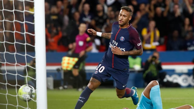 Neymar im Dress von PSG dreht zum Jubeln ab. Neymar im Dress von PSG dreht zum Jubeln ab.