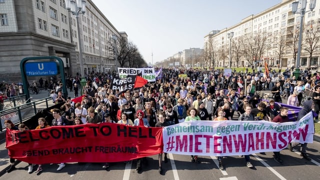Eine Menschenmenge protestiert in Berlin. Eine Menschenmenge protestiert in Berlin.