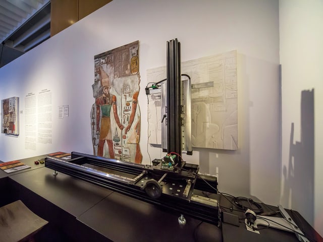 Scanner vor einem Relief Scanner vor einem Relief