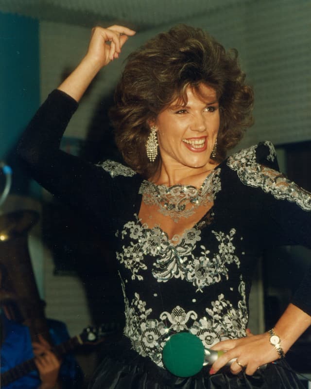 Maja Brunner in der Pose einer Flamenco-Tänzerin bei einem Auftritt 1988 in Nürnberg. Maja Brunner in der Pose einer Flamenco-Tänzerin bei einem Auftritt 1988 in Nürnberg.