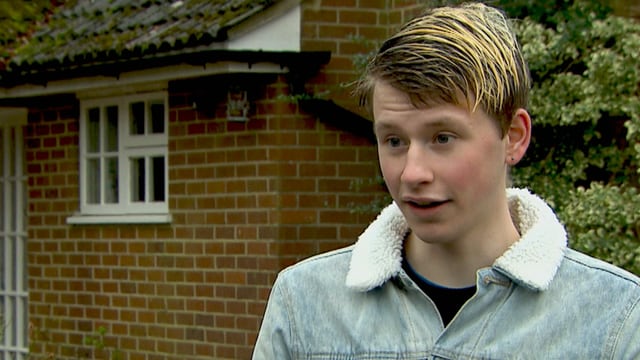 Junger Mann mit Jeansjacke. Junger Mann mit Jeansjacke.