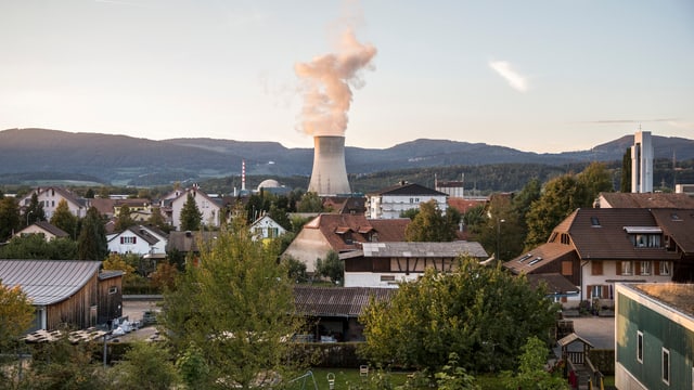 Dampf stösst aus dem Kühlturm des AKW Gösgen. Dampf stösst aus dem Kühlturm des AKW Gösgen.