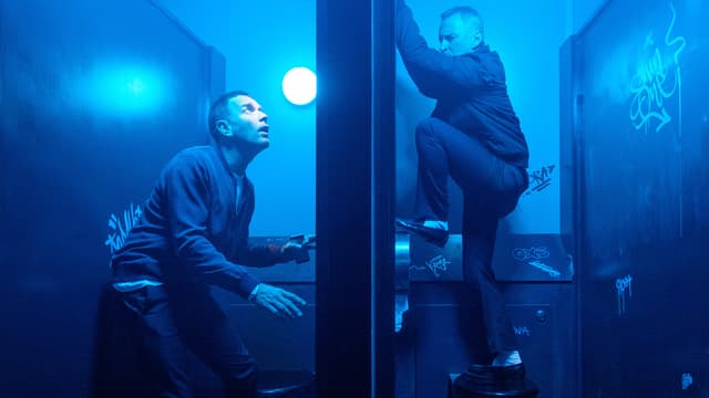 Zwei Männer sind auf einer öffentlichen Toilette Zwei Männer sind auf einer öffentlichen Toilette