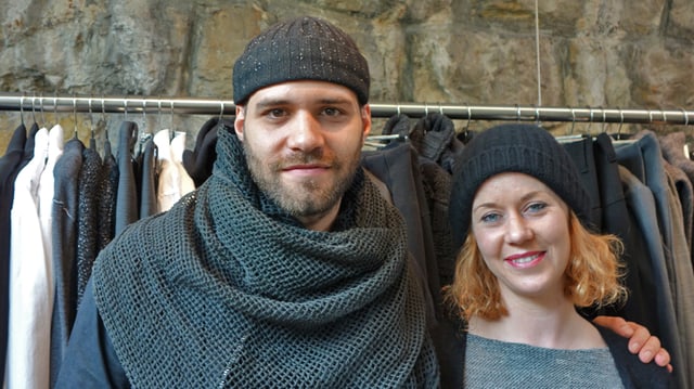 Sandro Marzo und Barbara Furer vor einem Kleiderständer. Sandro Marzo und Barbara Furer vor einem Kleiderständer.