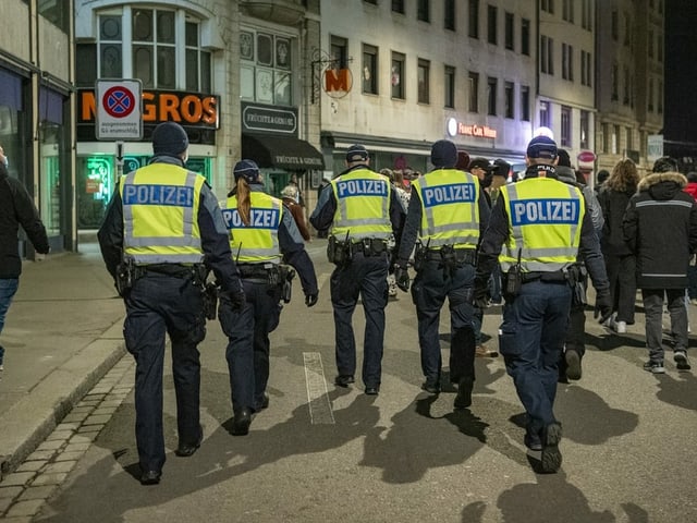 Mehrere Polizistinnen und Polizisten Mehrere Polizistinnen und Polizisten