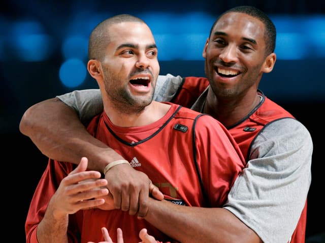 Tony Parker und Kobe Bryant herzen sich vor 13 Jahren im Training. Tony Parker und Kobe Bryant herzen sich vor 13 Jahren im Training.
