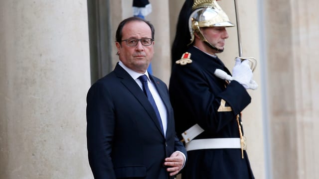 Hollande vor dem Präsidentenpalast, neben ihm ein Wachmann in historischer Uniform. Hollande vor dem Präsidentenpalast, neben ihm ein Wachmann in historischer Uniform.