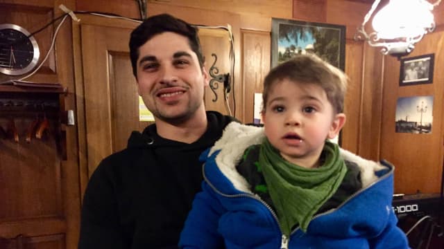 Adriano, der Sohn des Wirtepaars, mit seinem kleinen Kind. Adriano, der Sohn des Wirtepaars, mit seinem kleinen Kind.