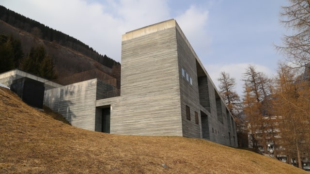 Il bajetg dal bogn termal che e ina construcziun ord da plattas da crap da Val Il bajetg dal bogn termal che e ina construcziun ord da plattas da crap da Val
