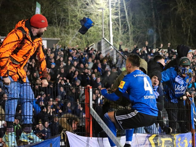 Fussballer jubelt mit Fans Fussballer jubelt mit Fans