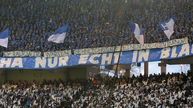 Hertha-BSC-Fans beleidigen Ralf Rangnick. Hertha-BSC-Fans beleidigen Ralf Rangnick.