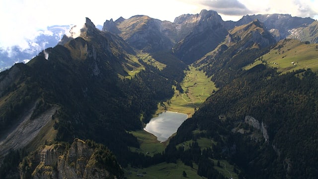 Blick vom Hohen Kasten auf das teilweise besonnte Alpsteinmassiv. Blick vom Hohen Kasten auf das teilweise besonnte Alpsteinmassiv.