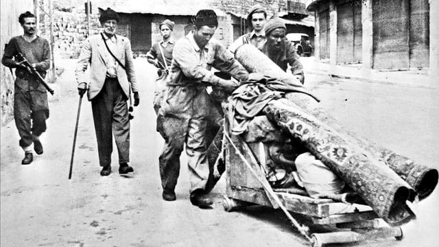 Mitglieder der paramilitärischen Hagana eskortieren Palästinenser am 12. Mai 1948 aus Haifa. Mitglieder der paramilitärischen Hagana eskortieren Palästinenser am 12. Mai 1948 aus Haifa.