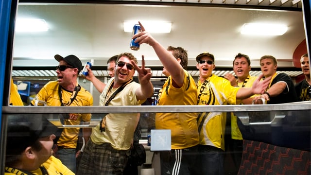 Sportfans im Zug. Sportfans im Zug.