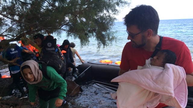 Michael Mäder mit Flüchtlings-Baby im Arm.