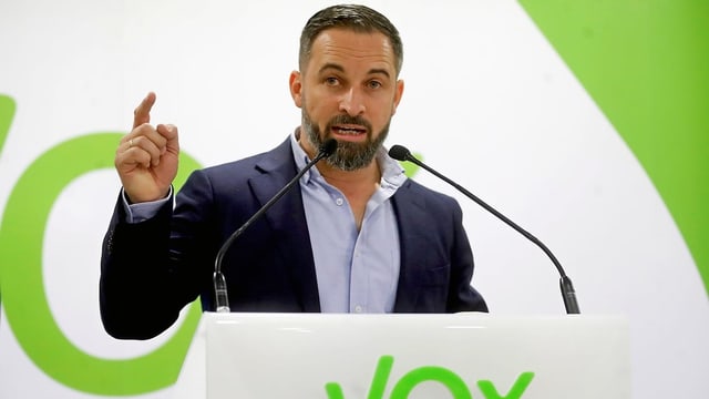 Mann vor Mikrofon. Mann vor Mikrofon.