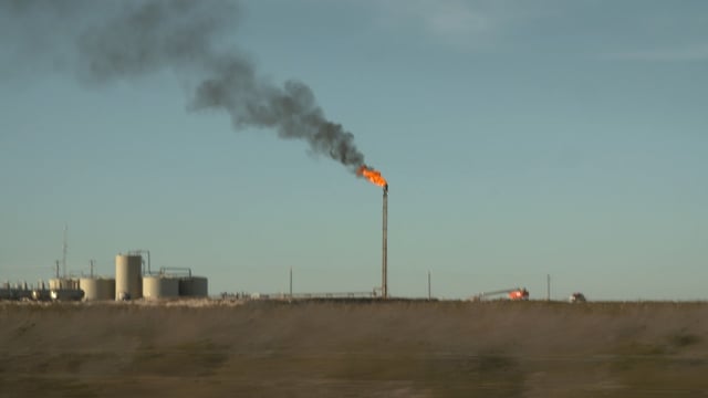Fracking im Permian Basin in Texas. Statt das Gas in Pipelines zu lenken, wird es abgefackelt. Fracking im Permian Basin in Texas. Statt das Gas in Pipelines zu lenken, wird es abgefackelt.