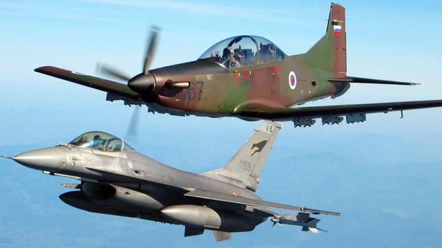 Ein Kampfjet und ein Propeller-Flugzeug Ein Kampfjet und ein Propeller-Flugzeug
