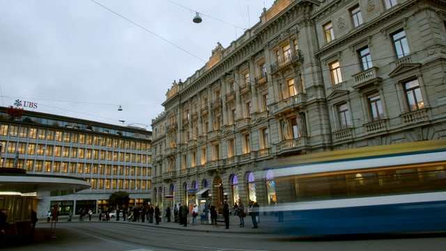 Fassaden von UBS und Credit Suisse am Paradeplatz.