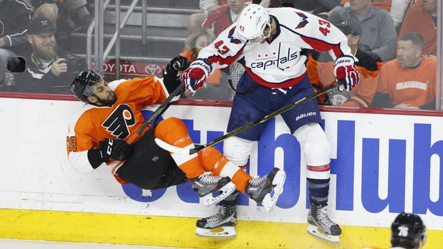 Tom Wilson von den Capitals checkt Pierre-Edouard Bellemare von den Flyers. Tom Wilson von den Capitals checkt Pierre-Edouard Bellemare von den Flyers.