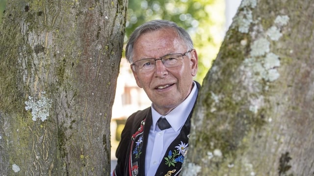 Ein Mann mit grauem Haar und Brille. Ein Mann mit grauem Haar und Brille.