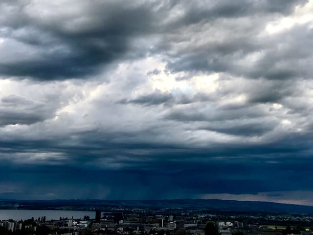 Vor der Front hängen die Wolken tief.