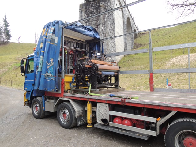 Lastwagen mit einem Webstuhl auf Ladefläche