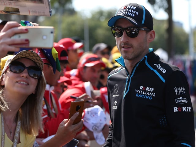 Robert Kubica lässt sich mit Fans fotografieren Robert Kubica lässt sich mit Fans fotografieren