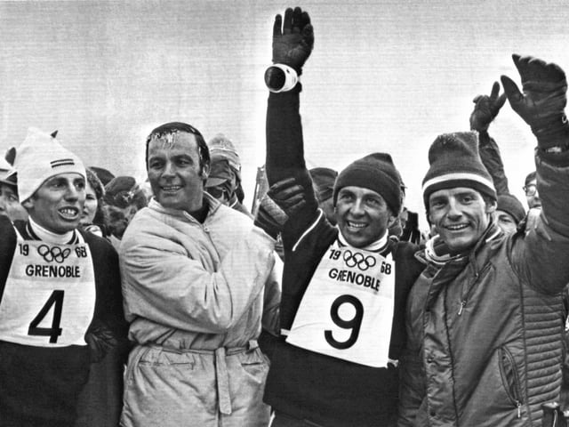 Skifahrer Jean-Claude Killy (ganz rechts) nahm Karl Schranz (Zweiter v. r.) die Medaille ab. Skifahrer Jean-Claude Killy (ganz rechts) nahm Karl Schranz (Zweiter v. r.) die Medaille ab.