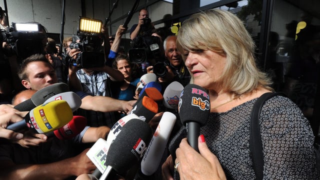 Alice Schwarzer umringt von vielen Journalisten Alice Schwarzer umringt von vielen Journalisten