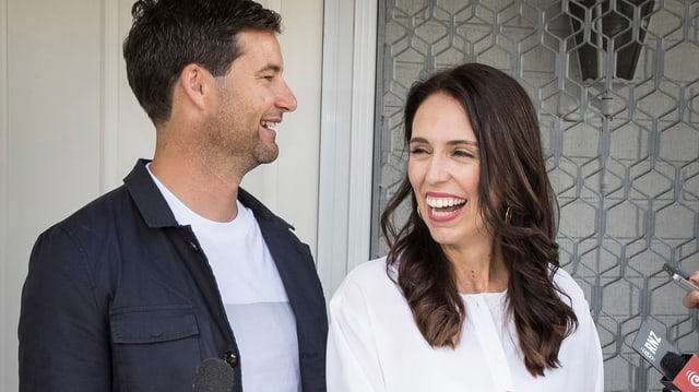 Jacinda Ardern und Clarke Gayford, beide lachen. Jacinda Ardern und Clarke Gayford, beide lachen.