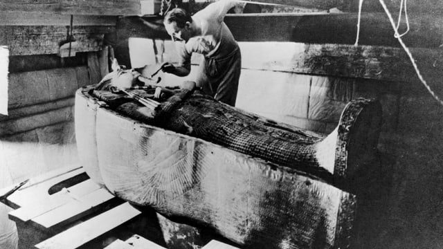 Howard Carter steht vor dem Sarg von Tutanchamun. Howard Carter steht vor dem Sarg von Tutanchamun.