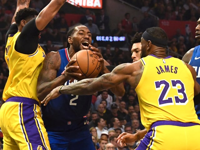 Kawhi Leonard (am Ball) schlug mit den Clippers die Lakers um LeBron James. Kawhi Leonard (am Ball) schlug mit den Clippers die Lakers um LeBron James.