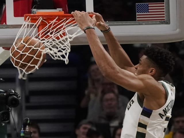 Basketballspieler beim Dunk Basketballspieler beim Dunk
