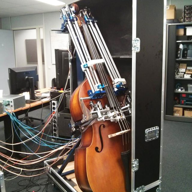 Ein Bass mit vielen Kabeln. Ein Bass mit vielen Kabeln.
