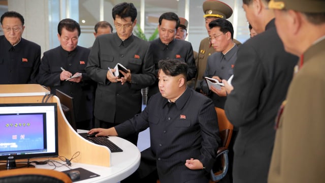 Nordkoreas Machthaber Kim Jong-Un zusammen mit Beamten und Militärs im sogenannten Sci-Tech Complex in Pjöngjang. Nordkoreas Machthaber Kim Jong-Un zusammen mit Beamten und Militärs im sogenannten Sci-Tech Complex in Pjöngjang.