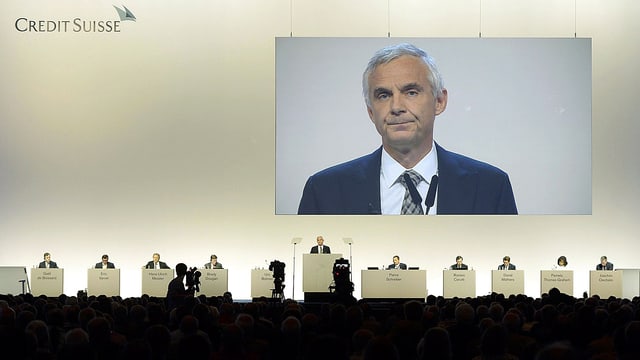 CS-Führung an der Generalversammlung der Bank. Gross auf einem Bildschirm zu sehen ist CS-Präsident Urs Rohner. CS-Führung an der Generalversammlung der Bank. Gross auf einem Bildschirm zu sehen ist CS-Präsident Urs Rohner.