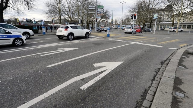 Zwei Spuren auf einer Strasse, beide biegen nach rechts ab. Zwei Spuren auf einer Strasse, beide biegen nach rechts ab.