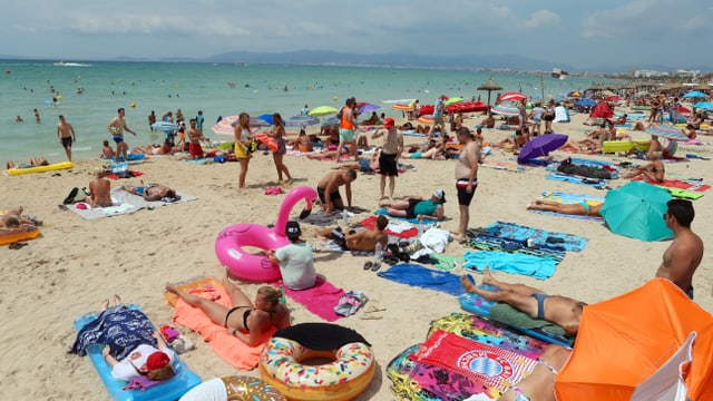 Viele Menschen an einem Strand Viele Menschen an einem Strand