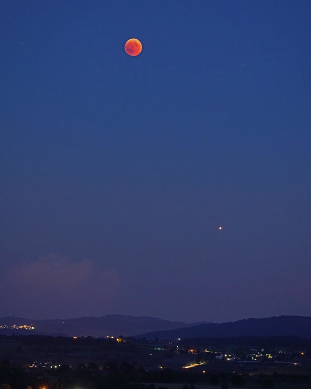 Der Mond und der Mars.