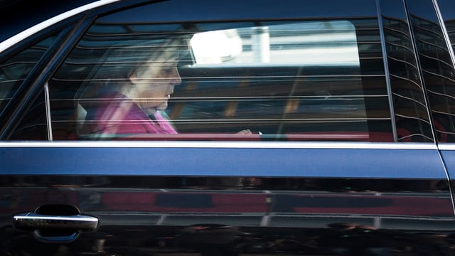 Merkel im Auto. Merkel im Auto.