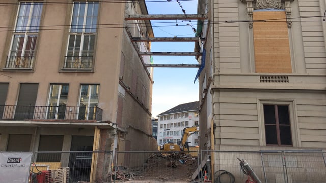 Blick auf den Durchgang zwischen den beiden Gebäuden am Steinenberg Blick auf den Durchgang zwischen den beiden Gebäuden am Steinenberg