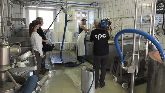Eine Equipe im Einsatz in der Käserei. Eine Equipe im Einsatz in der Käserei.