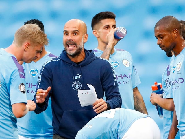 Pep Guradiola spricht zu seinen Spielern. Pep Guradiola spricht zu seinen Spielern.