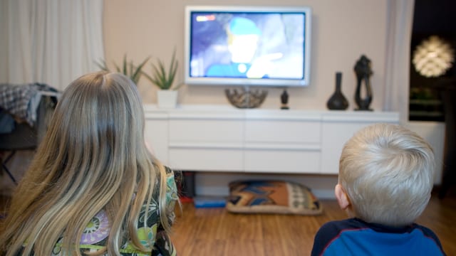 Zwei Kinder vor dem Fernseher. Zwei Kinder vor dem Fernseher.