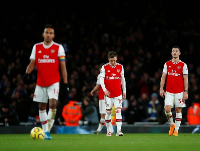 Arsenal-Spieler mit hängenden Köpfen. Arsenal-Spieler mit hängenden Köpfen.