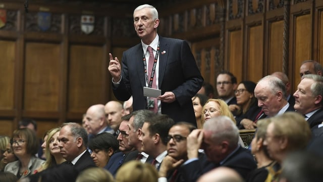 Lindsay Hoyle hebt den Finger Lindsay Hoyle hebt den Finger