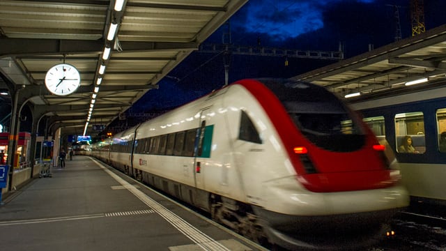 ICN-Zug im Bahnhof ICN-Zug im Bahnhof