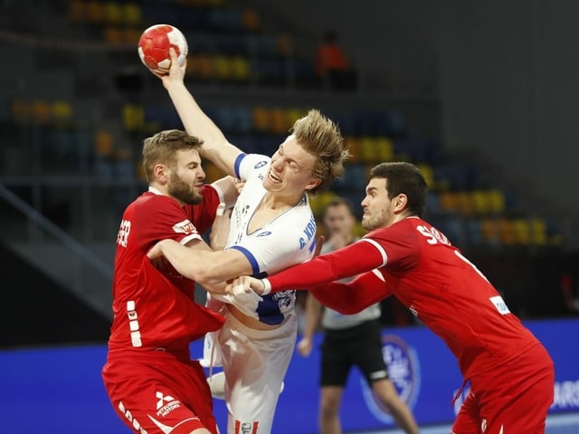 Samuel Röthlisberger (links) und Michal Svajlen im Spiel gegen Island. Samuel Röthlisberger (links) und Michal Svajlen im Spiel gegen Island.
