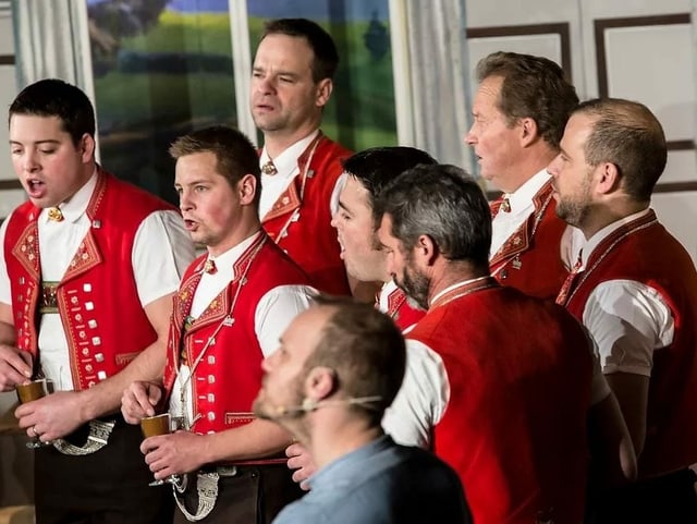 Das Männer-Ensemble in Trachtenhemden und roten Westen. Das Männer-Ensemble in Trachtenhemden und roten Westen.